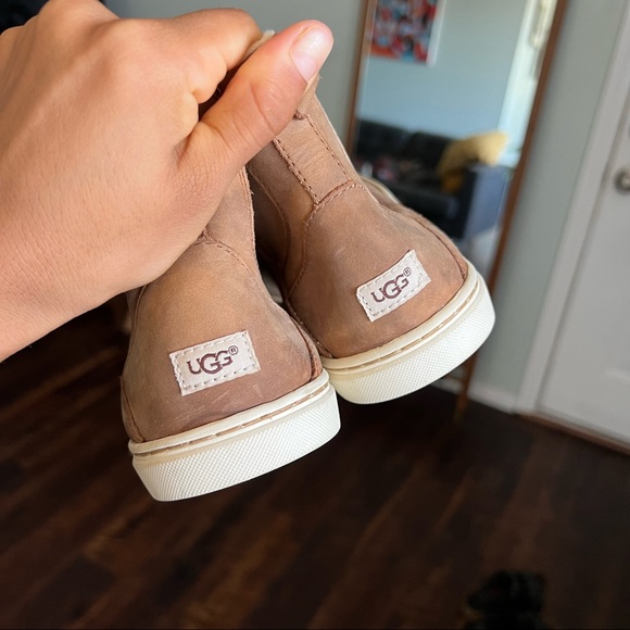 UGG Chelsea Boots - Picture 6 of 8